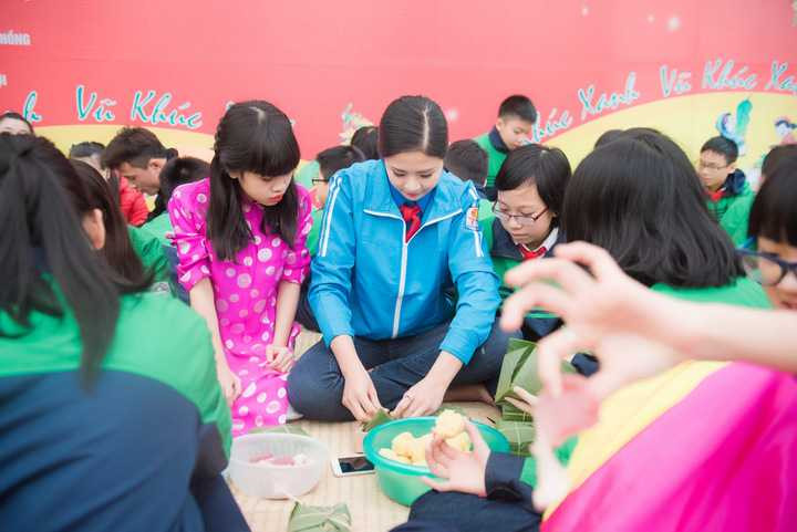 Được biết song song khi tham gia chương trình Tết sẻ chia Tết yêu thương Ngọc Hân cũng đang tham gia thiết kế áo dài tặng cho Quỹ Cơm có thịt, toàn bộ lợi nhuận thu được cũng đều được dành cho những học sinh miền núi có hoàn cảnh khó khăn.