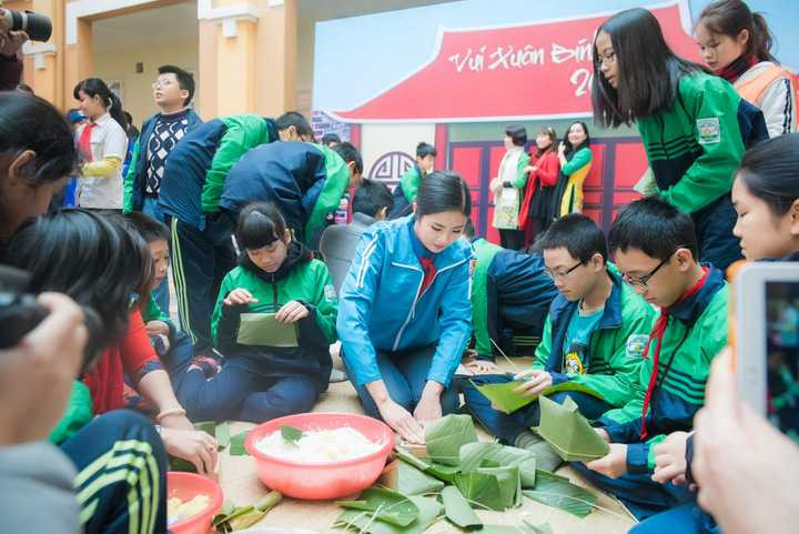 Được biết song song khi tham gia chương trình "Tết sẻ chia Tết yêu thương" Ngọc Hân cũng đang tham gia thiết kế áo dài tặng cho Quỹ Cơm có thịt, toàn bộ lợi nhuận thu được cũng đều được dành cho những học sinh miền núi có hoàn cảnh khó khăn.