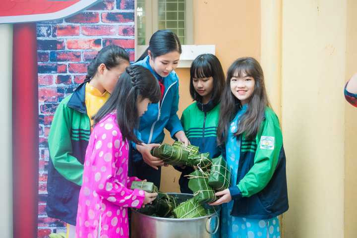 Được biết song song khi tham gia chương trình "Tết sẻ chia Tết yêu thương" Ngọc Hân cũng đang tham gia thiết kế áo dài tặng cho Quỹ Cơm có thịt, toàn bộ lợi nhuận thu được cũng đều được dành cho những học sinh miền núi có hoàn cảnh khó khăn.