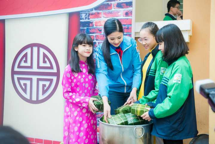 Được biết song song khi tham gia chương trình "Tết sẻ chia Tết yêu thương" Ngọc Hân cũng đang tham gia thiết kế áo dài tặng cho Quỹ Cơm có thịt, toàn bộ lợi nhuận thu được cũng đều được dành cho những học sinh miền núi có hoàn cảnh khó khăn.