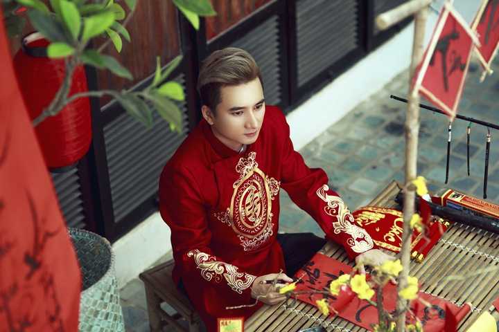 Bất ngờ trở thành cái tên “làm mưa, làm gió” làng nhạc vào những tháng cuối của năm 2015, Phan Mạnh Quỳnh đã không làm khán giả thất vọng khi anh liên tục gặt hái nhiều giải thưởng và ra mắt những sản phẩm chất lượng. 