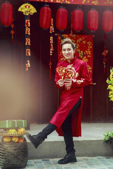 Để đánh dấu sự phát triển, cột mốc đáng chú ý của năm cũ và đón chào những tin tốt đẹp của năm mới, Phan Mạnh Quỳnh đã nhanh chóng thực hiện bộ ảnh “Xuân” với trang phục áo dài truyền thống màu sắc rực rỡ, tươi trẻ bên phong bao lì xì, câu đối… 