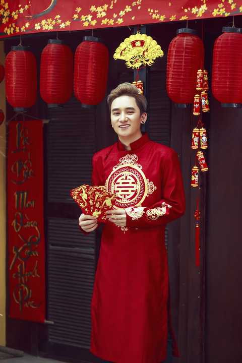 Không chỉ sở hữu chất giọng lạ, truyền cảm, Phan Mạnh Quỳnh còn là một nhạc sĩ sở hữu nhiều ca khúc “hit” do các tên tuổi lớn đặt hàng: Đan Trường, Ưng Hoàng Phúc, Khởi My, Miu lê…. 