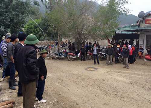 Thân nhân và người dân đứng ngoài phạm vi phong tỏa mỏ đá để ngóng tin. Phía xa xa là mỏ đá, nơi nhóm công nhân gặp nạn. Ảnh: Lê Hoàng. Thân nhân và người dân đứng ngoài phạm vi phong tỏa mỏ đá để ngóng tin. Phía xa xa là mỏ đá, nơi nhóm công nhân gặp nạn. Ảnh: Lê Hoàng.