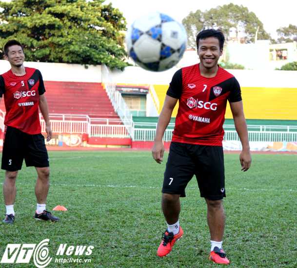 Datsakorn Thonglao cười đùa cùng các đồng đội trong buổi tập làm quen sân Thống Nhất