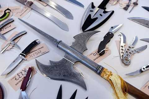 Thomson còn có cả kiếm Samurai