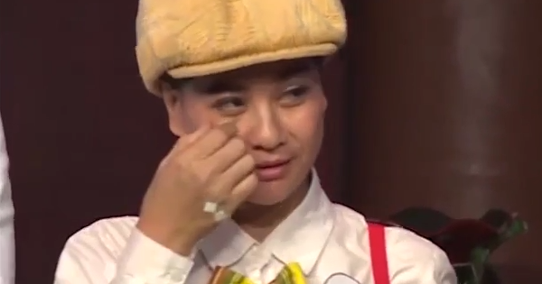 Dù nhận cúp, Cát Phượng vẫn liên tục dụi mắt.