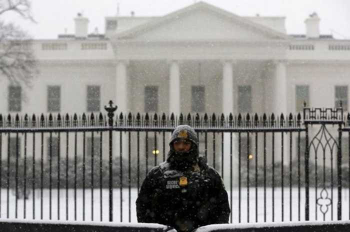 Mật vụ Mỹ đội tuyết làm nhiệm vụ canh gác bên ngoài Nhà Trắng