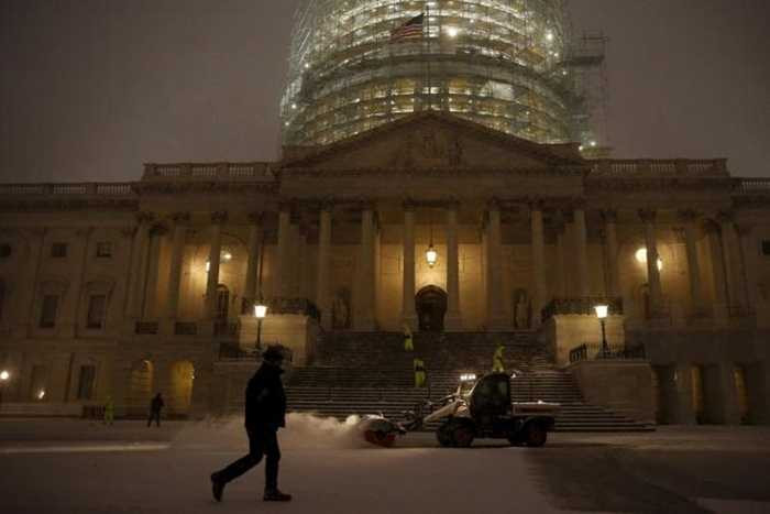 Dọn tuyết ở tòa nhà Quốc hội Mỹ