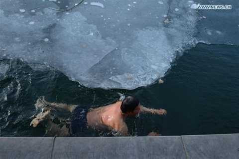 Mặc cho thời tiết buốt giá, nhiều người vẫn tận hưởng cái lạnh theo cách của riêng mình