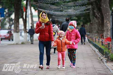 Đêm 23, sáng 24/1, Hà Nội và nhiều tỉnh miền Bắc nếm trải cái rét kỷ lục trong suốt hơn 30 năm. Nhiệt độ ban đêm giảm xuống dưới 10 độ C.