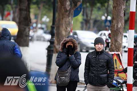 Người dân xuýt xoa khi ra đường vì thời tiết quá lạnh và tìm mọi cách để giữ ấm cho cơ thể.