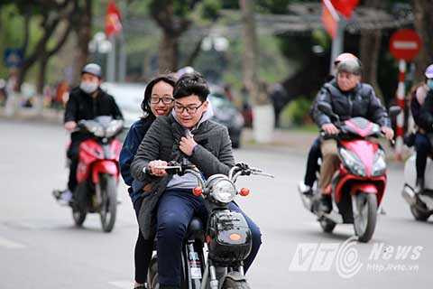 Trời rét nên người dân rất hạn chế đi ra đường. 