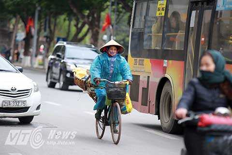 Nhiệt độ ngoài trời thấp kèm với mưa phùn khiến cho việc di chuyển của người dân gặp rất nhiều khó khăn. Nhất là những người lao động nghèo bán buôn ngoài đường.