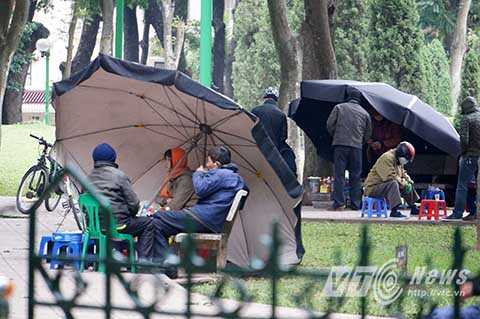 Những chiếc ô ngày thường được dựng thẳng có tác dụng che nắng, còn trong mùa đông giá rét, chúng được đặt ngang để tránh gió, mưa.