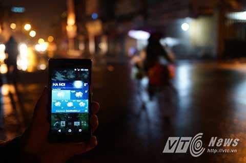 Càng về đêm, nhiệt độ càng xuống thấp, có những thời điểm nhiệt độ chỉ còn 7-8 độ C, đặc biệt là vào thời điểm xuất hiện mưa thì cảm giác rét buốt càng rõ rệt hơn.