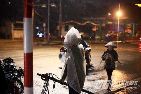 Tại khu vực chợ hoa quả Long Biên, bầu không khí mua bán tấp nập của những ngày cận tết phần nào làm bớt đi cái giá lạnh của mùa đông. Một nữ cửu vạn chia sẻ: “Lúc mới ra thì rét thật nhưng gánh hàng một lúc thì đỡ rét nhiều rồi, có lúc còn thấy nóng nữa.”