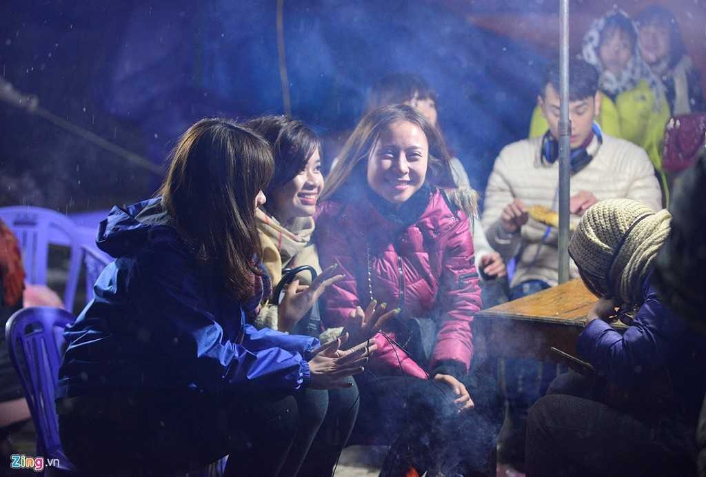 Nhóm bạn trẻ vừa sưởi ấm vừa trò chuyện và ngắm tuyết. Với nhiều người, đây là lần đầu tiên họ được chứng kiến tuyết rơi.