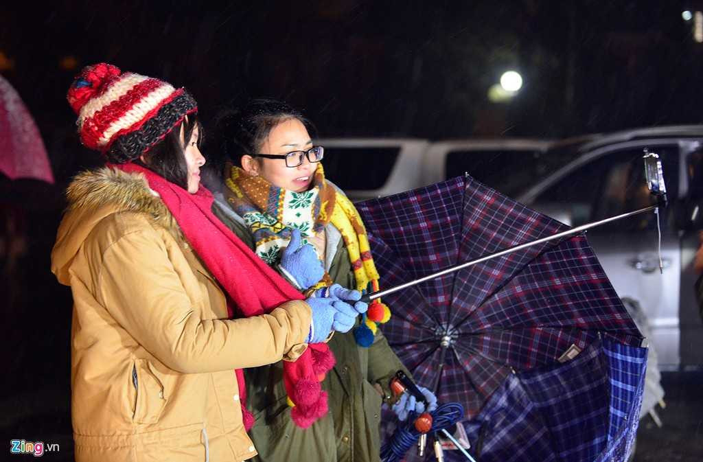 Nhiều người chụp ảnh, lưu lại những khoảnh khắc đáng nhớ.