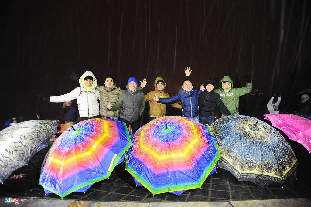 Nhóm bạn trẻ đến từ Hà Nội thích thú khi lần đầu được ngắm tuyết rơi.