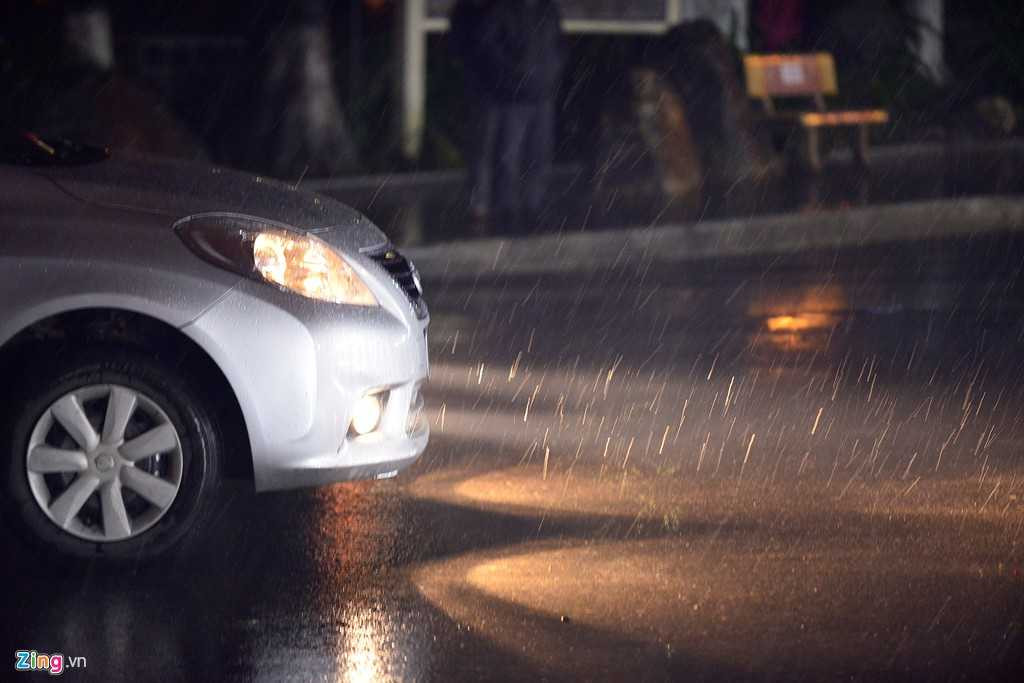 Càng về sáng, tuyết rơi càng dày hơn.