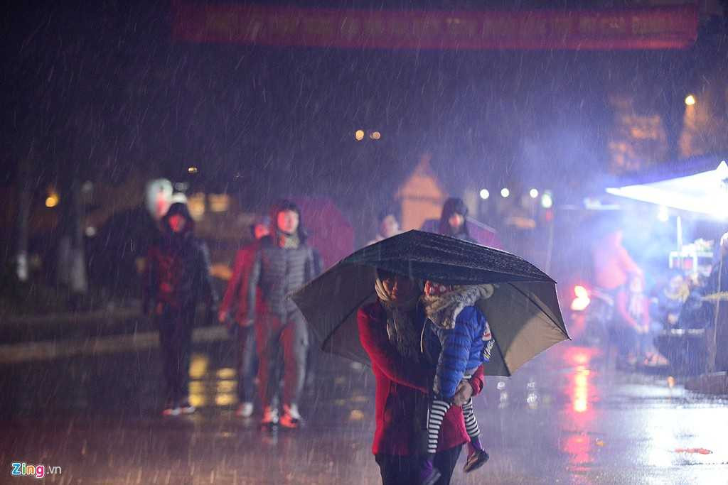 Nhiều trẻ em được bố mẹ đưa đi ngắm tuyết ngay cạnh nhà thờ Sa Pa.