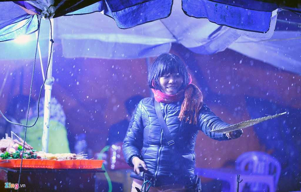 Chị Hà, bán hàng ăn tối tại đây cho biết, tuyết rơi lần này rất dày. Nếu rơi liên tục, sáng mai cả thị trấn sẽ chìm trong tuyết, chị cho biết.