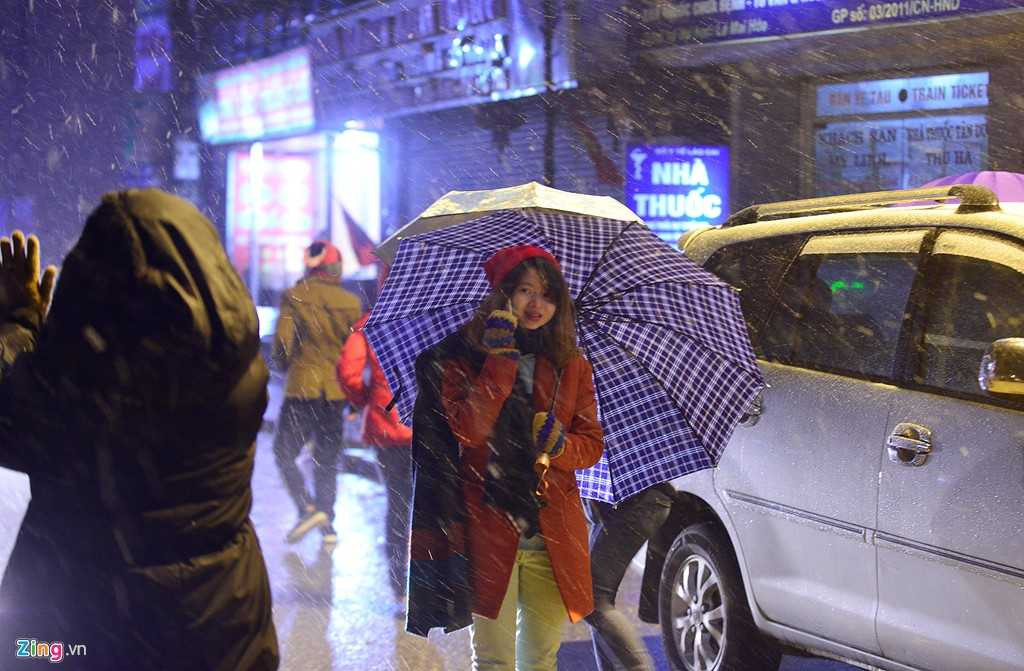 Chị Thanh từ Bắc Ninh lên Sa Pa đi chơi đúng dịp tuyết rơi. Chị cho hay, đây là lần đầu tiên được ngắm tuyết.