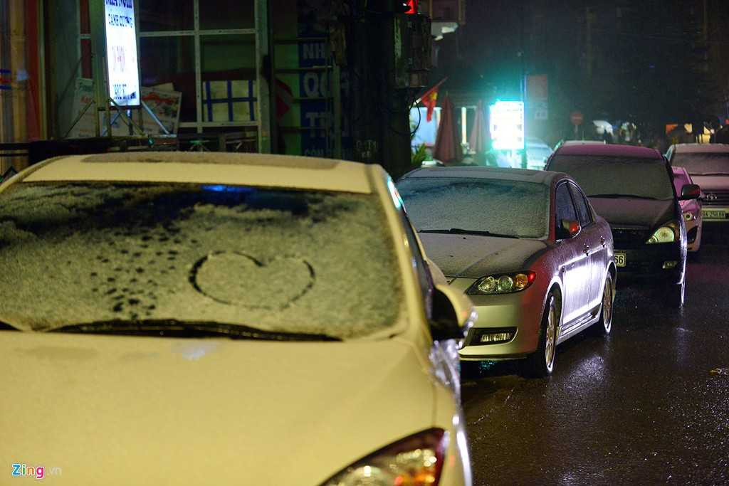 Dãy ôtô đậu trên đường Thạch Sơn (Sa Pa) cũng được phủ lớp tuyết trắng.