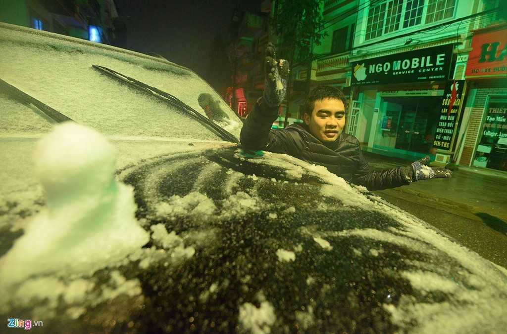 Nhiều người còn vẽ hình, nặn các con vật bằng tuyết.