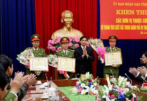 Ông Vũ Văn Diện - Phó Chủ tịch UBND tỉnh trao bằng khen cho 03 tập thể có thành tích xuất sắc. Ông Vũ Văn Diện - Phó Chủ tịch UBND tỉnh trao bằng khen cho 03 tập thể có thành tích xuất sắc.