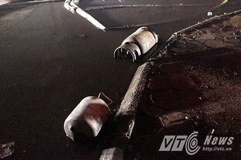 Khu nhà tạm có chứa nhiều vật dụng dễ cháy, nổ.