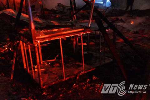 Nhiều đồ đạc của người dân trong khu nhà tạm bị lửa thiêu rụi