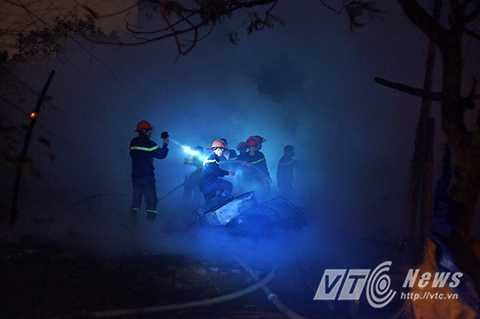 Lực lượng Cảnh sát phòng cháy chữa cháy tiến hành công tác dập lửa, kiểm tra hiện trường