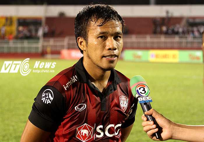 Datsakorn Thonglao rất ấn tượng với sự cuồng nhiệt của các CĐV Việt Nam (ảnh: H.Tùng)