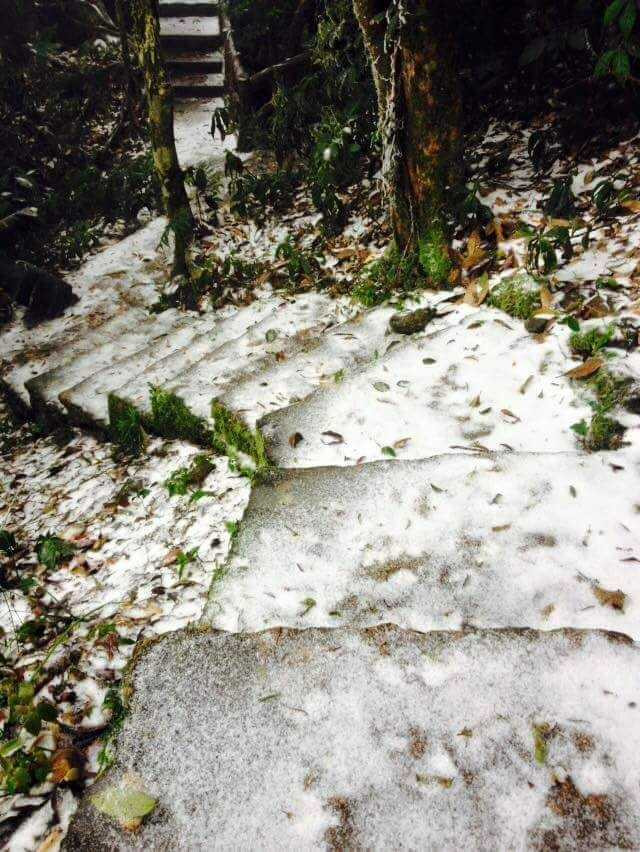 Không cần phải đi quá xa như Sa Pa, Mẫu Sơn cũng có thể nhìn thấy băng tuyết phủ trắng như thế này (Ảnh: Thiên Địa Nhân)