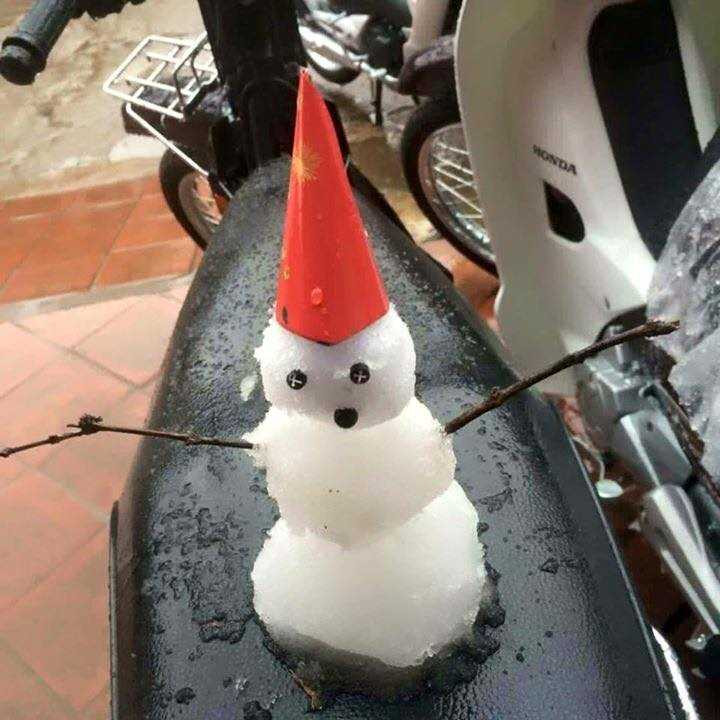 Nhiều người thích thú tận hưởng niềm vui nhỏ bé trong ngày có tuyết như thế này (Ảnh: Khuất Tùng)