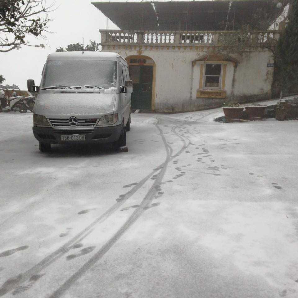 Đường trơn khiến nhiều phương tiện không thể di chuyển )Ảnh: Văn Bắc) 