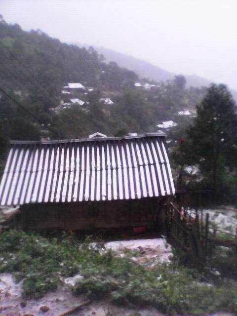 Dân mạng thích thú chia sẻ ảnh tuyết phủ trắng Ba Vì, Mộc Châu, Yên Tử