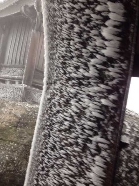 Dân mạng thích thú chia sẻ ảnh tuyết phủ trắng Ba Vì, Mộc Châu, Yên Tử