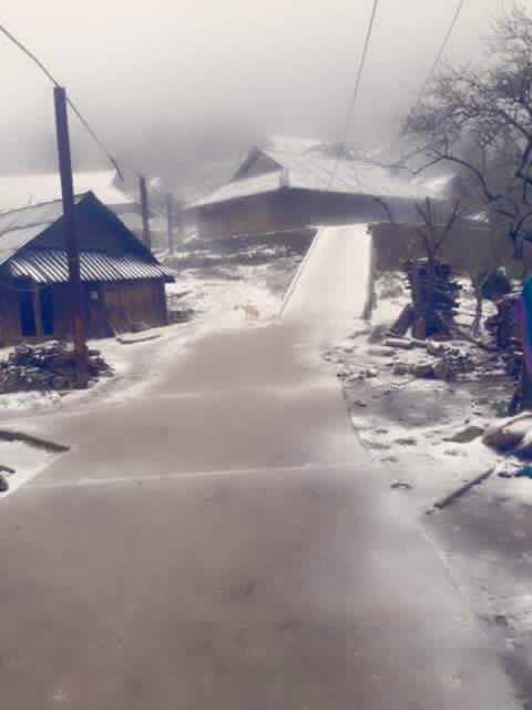 Dân mạng thích thú chia sẻ ảnh tuyết phủ trắng Ba Vì, Mộc Châu, Yên Tử