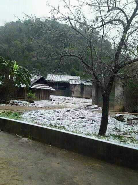 Cách Bản Lác khoảng 30km về phía Sơn La, khu vực Hang Kia cũng trắng xoá tuyết (Ảnh: Đức Huynh)