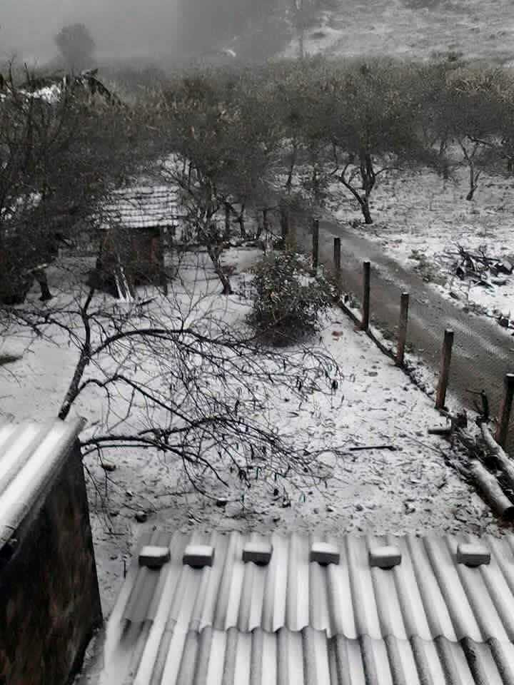 Dân mạng thích thú chia sẻ ảnh tuyết phủ trắng Ba Vì, Mộc Châu, Yên Tử