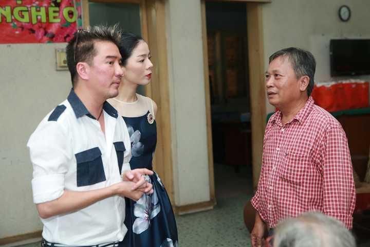 Vừa qua, Đàm Vĩnh Hưng và Lệ Quyên đã có chuyến đi thăm và tặng quà cho các nghệ sỹ nghèo, đây là hoạt động nằm trong khuôn khổ đêm nhạc Tình nghệ sỹ lần 6 vừa được diễn ra cách đây không lâu.