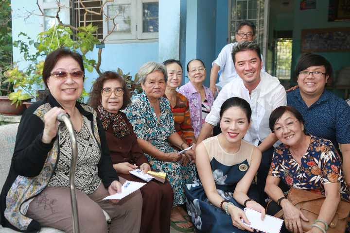 Lần đầu tiên được gặp gỡ các nghệ sỹ già, giọng ca Giấc mơ có thật không giấu được sự bùi ngùi, xúc động khi tận mắt nhìn thấy hoàn cảnh khó khăn, neo đơn của các nghệ sỹ.