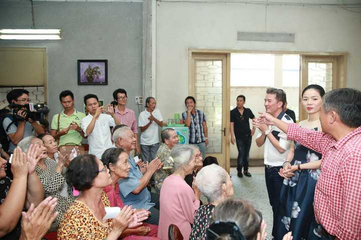 Tình nghệ sỹ là một chương trình âm nhạc thiện nguyện do Mr Đàm, Lệ Quyên khởi xướng. Chương trình đã được tổ chức 6 lần. Với mỗi lần tổ chức, chương trình đều có mục đích giúp đỡ người nghèo, đặc biệt là các nghệ sỹ nghèo neo đơn hoặc những hoàn cảnh nghệ sỹ hiểm nghèo đang cần sự hỗ trợ trước mắt.