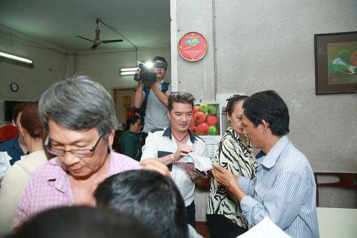 BTC đã trao cho mỗi nghệ sỹ neo đơn phần quà là 1 triệu đồng tiền mặt. Đặc biệt, với các nghệ sỹ già tại viện dưỡng lão quận 8 thì BTC trao tặng mỗi nghệ sỹ 2 triệu đồng tiền mặt. Lệ Quyên và Mr Đàm chia sẻ, số tiền tuy không lớn nhưng hi vọng sẽ phần nào hỗ trợ được chút ít cho các nghệ sỹ nghèo có một cái Tết ấm hơn.