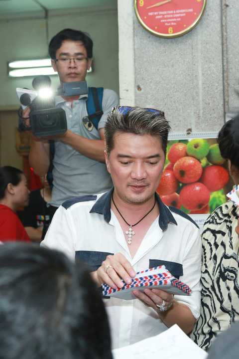 Không những trao tặng các phần quà, Mr Đàm, Lệ Quyên, Gia Bảo… còn dành nhiều thời gian trò chuyện, hỏi thăm, động viên và chia sẻ cuộc sống với các nghệ sỹ nghèo. Sự lễ phép, nồng hậu và gần gũi của Mr Đàm, Lệ Quyên cùng các nghệ sỹ đã khiến cho những người nghệ sỹ nghèo cảm thấy xúc động, vui mừng.