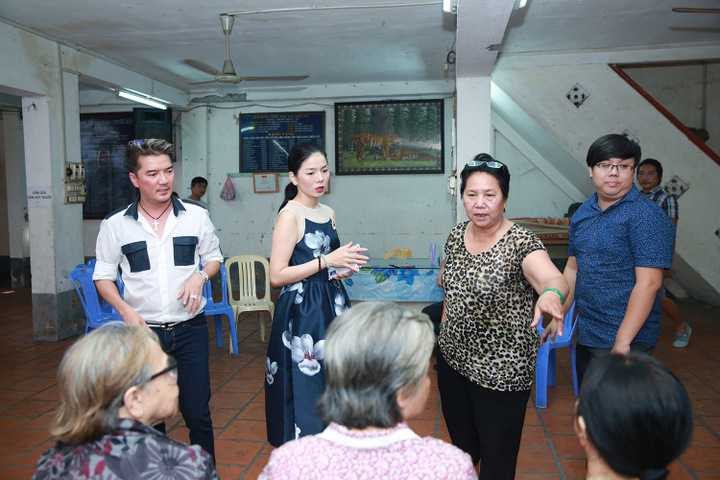 Có nghệ sỹ bộc bạch rằng, Mr Đàm thì họ gặp nhiều lần (vì mỗi năm anh đều tổ chức những buổi ghé thăm và trao quà), nhưng Lệ Quyên thì đây là lần đầu tiên các nghệ sỹ được thấy tận mắt. Vốn là những người rất mê dòng nhạc bolero nên các nghệ sỹ tại các địa điểm đều phấn khởi, tay mắt mặt mừng và trìu mến ôm nữ ca sỹ.