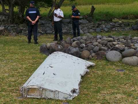 Mảnh vỡ máy bay MH370 được tìm thấy tại đảo Reunion (Pháp) hồi tháng 7.2015 Mảnh vỡ máy bay MH370 được tìm thấy tại đảo Reunion (Pháp) hồi tháng 7.2015